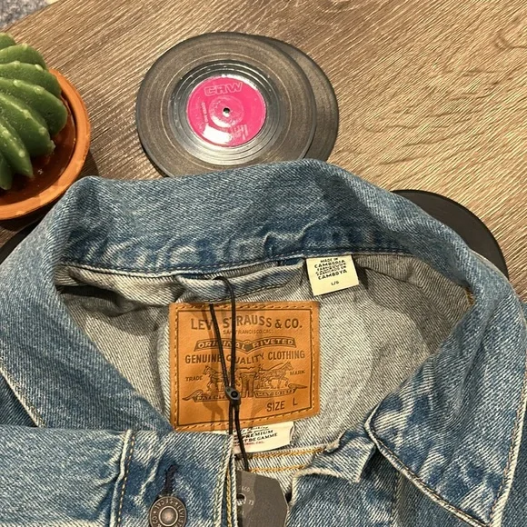 Levi's Light Blue Denim Jacket with Olive Green Shirt Layer - Picture 9 of 11